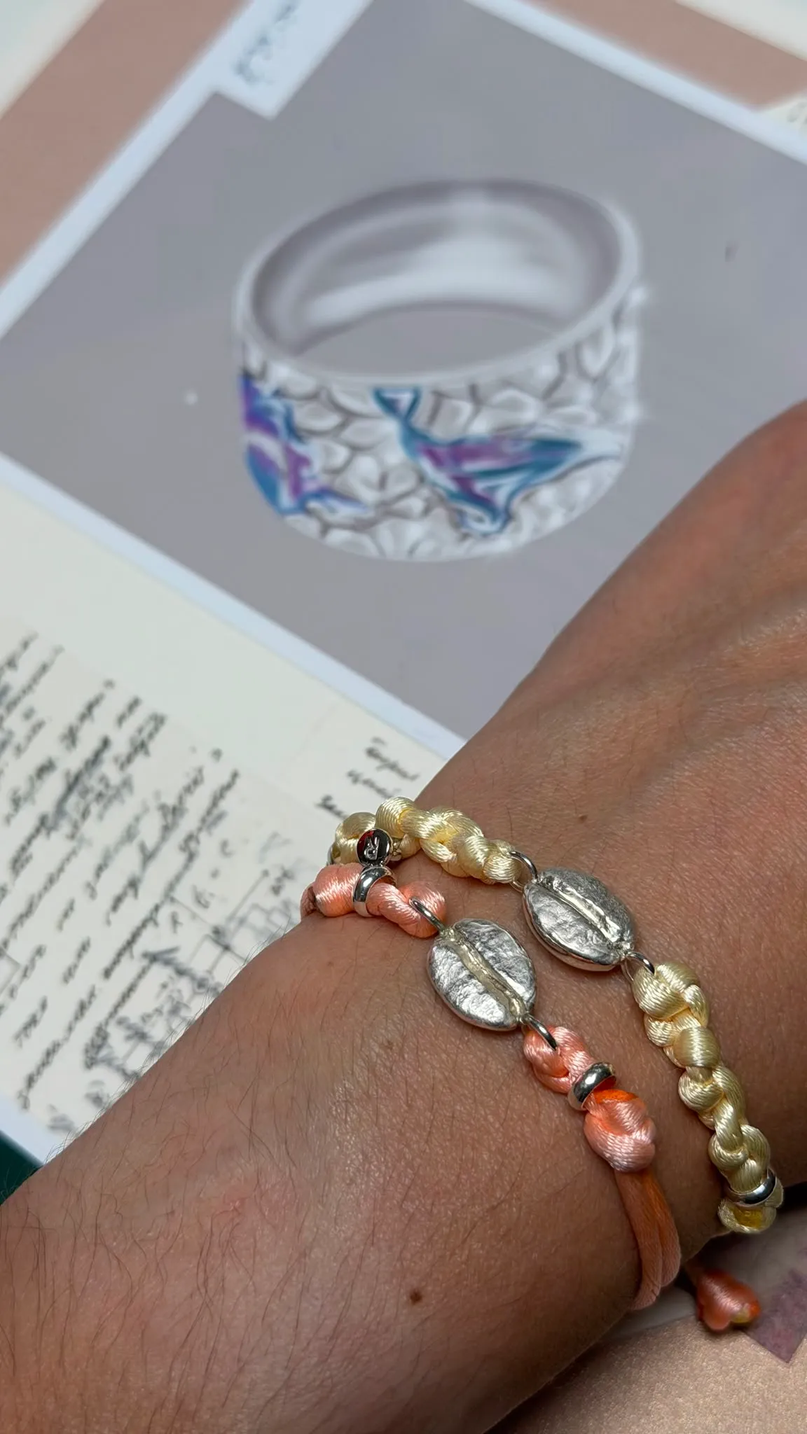 Les bracelets « Le grain » portés au poignet, le cordon réglable.